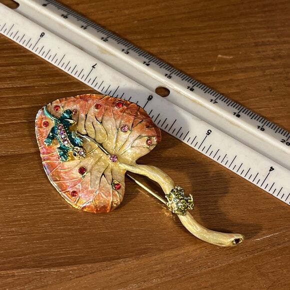 VINTAGE RARE GOLDTONE & ENAMELED LILY PAD WITH RHINESTONES FROG/LIZARD-BROOCH - Picture 5 of 6